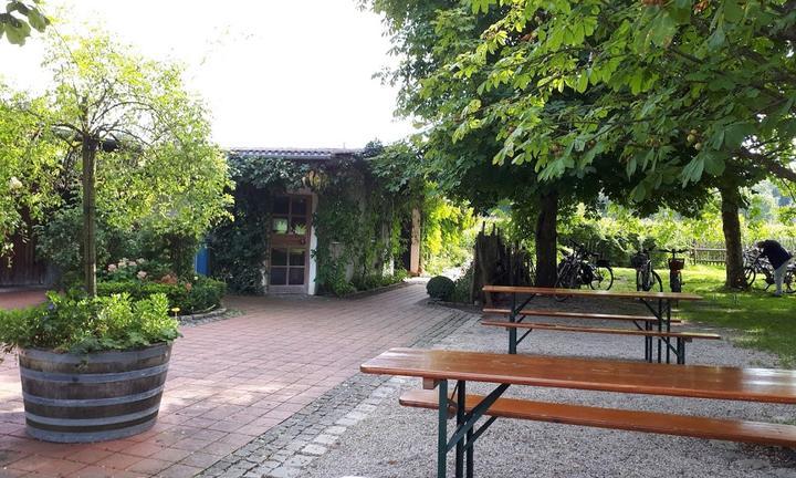 Hof-Biergarten Grenzebach